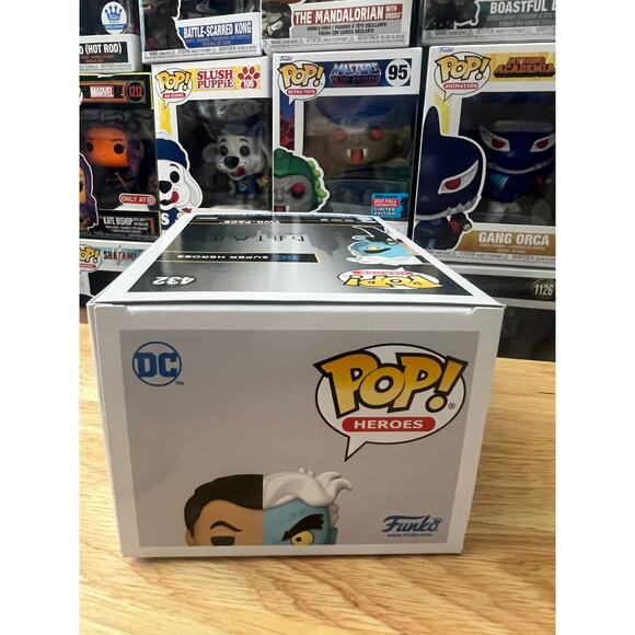 VAULTED EXCLUSIVE L.A. COMIC CON Two-Face Batman Animated Series Funko Pop #432 - Picture 5 of 6